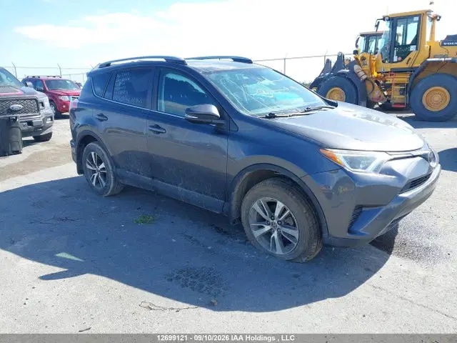 2T3BFREV3JW830713 — 2018 Toyota RAV4 LE, Передняя часть справа (Right Front), фото до ремонта