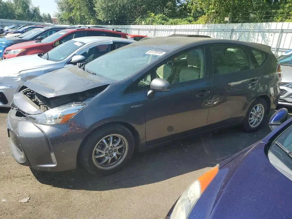 JTDZN3EU8GJ042460 — 2016 Toyota Prius V, Передняя часть, фото до ремонта