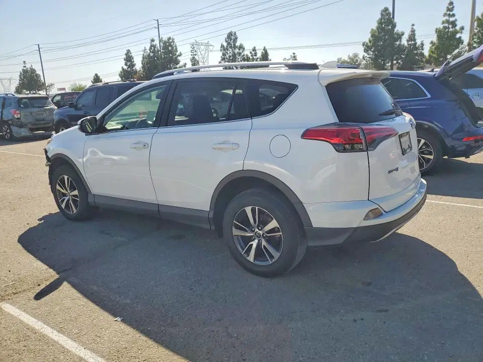 2017 Toyota RAV4 VIN JTMWFREV1HJ102057 фото 2