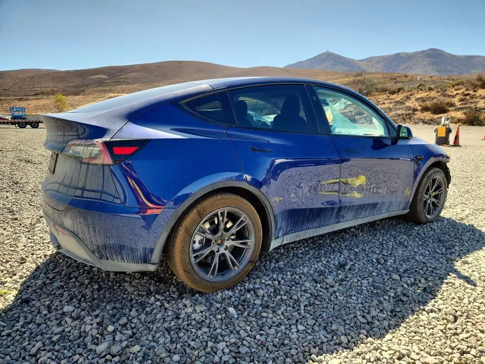 2025 Tesla Model Y VIN 7SAYGDEDXSF232565 фото 3