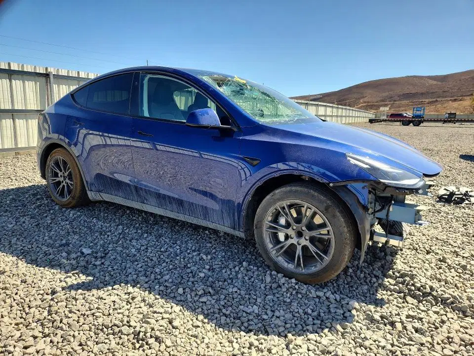 2025 Tesla Model Y VIN 7SAYGDEDXSF232565 фото 4