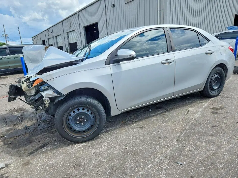 2T1BURHE4FC381173 — 2015 Toyota Corolla, Передняя часть (Front End), фото до ремонта