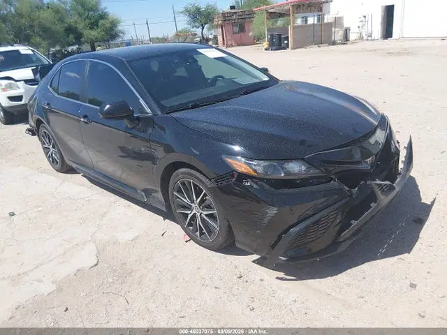4T1G11AK1MU608007 — 2021 Toyota Camry SE, Передняя часть (Front & Rear), фото до ремонта