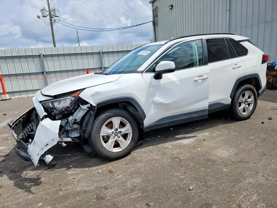 2T3W1RFV3MC142747 — 2021 Toyota RAV4, Передняя часть (Front End), фото до ремонта