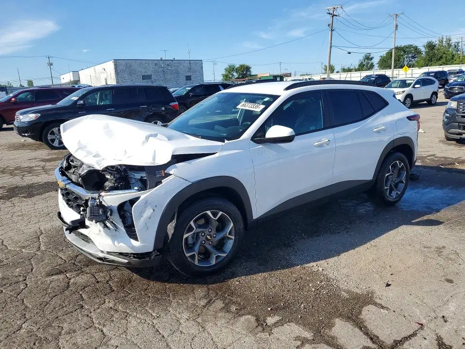 KL77LHEP9SC236929 — 2025 Chevrolet TRAX, Передняя часть, фото до ремонта