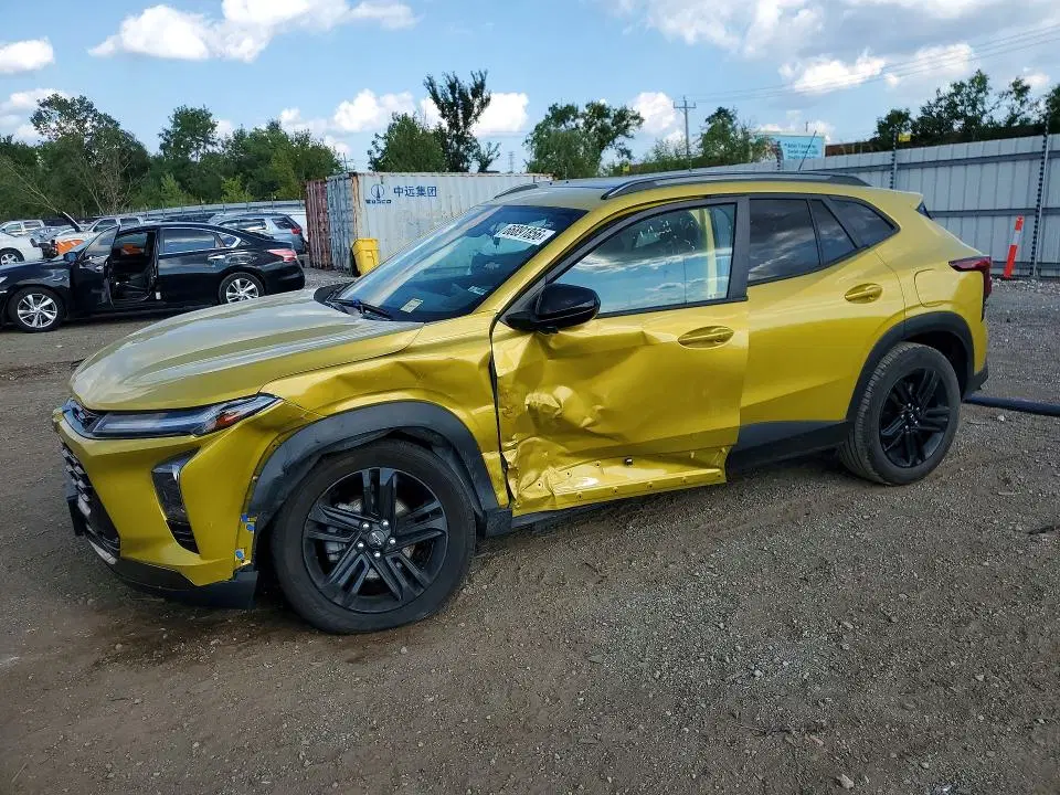 KL77LKE26RC004476 — 2024 Chevrolet TRAX, Боковая часть, фото до ремонта