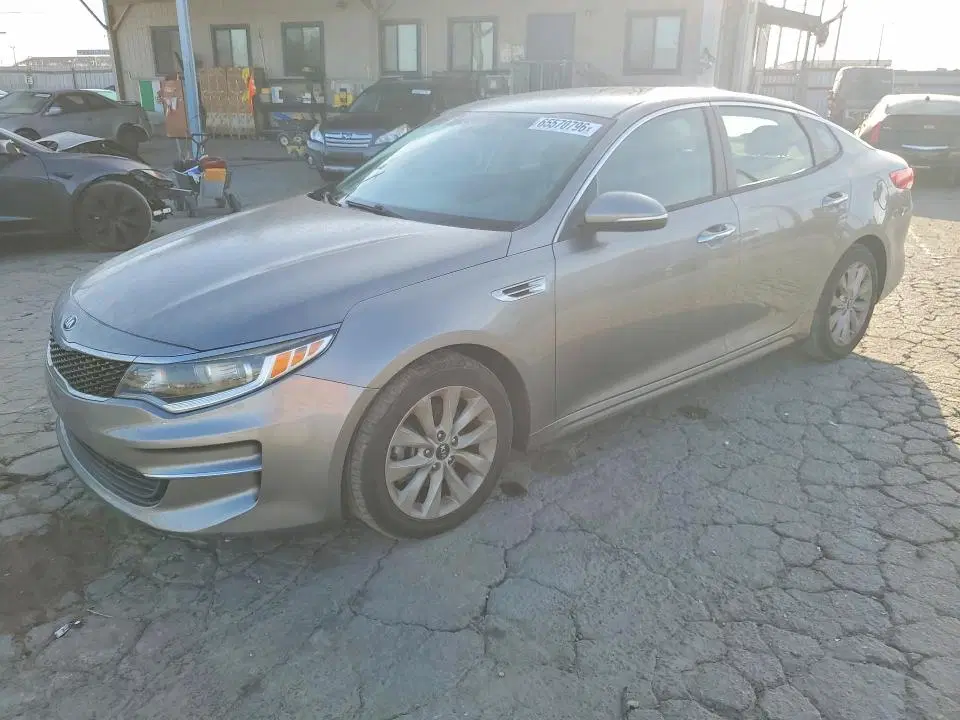 5XXGT4L38JG264148 — 2018 Kia Optima, Боковая часть (Side), фото до ремонта