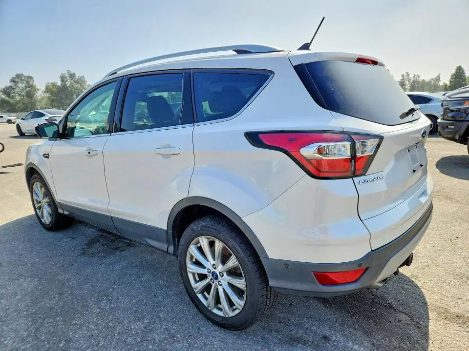 2018 Ford Escape VIN 1FMCU9J9XJUA24668 фото 2