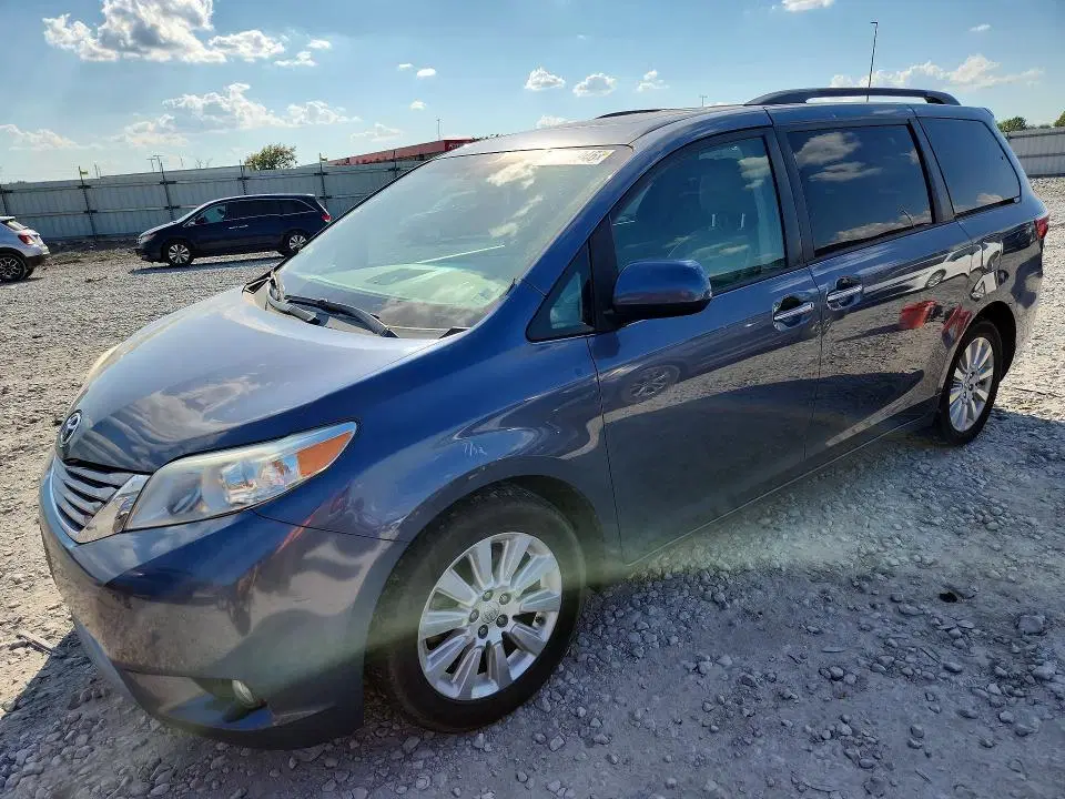 5TDDK3DC3FS113478 — 2015 Toyota Sienna, Боковая часть, фото до ремонта