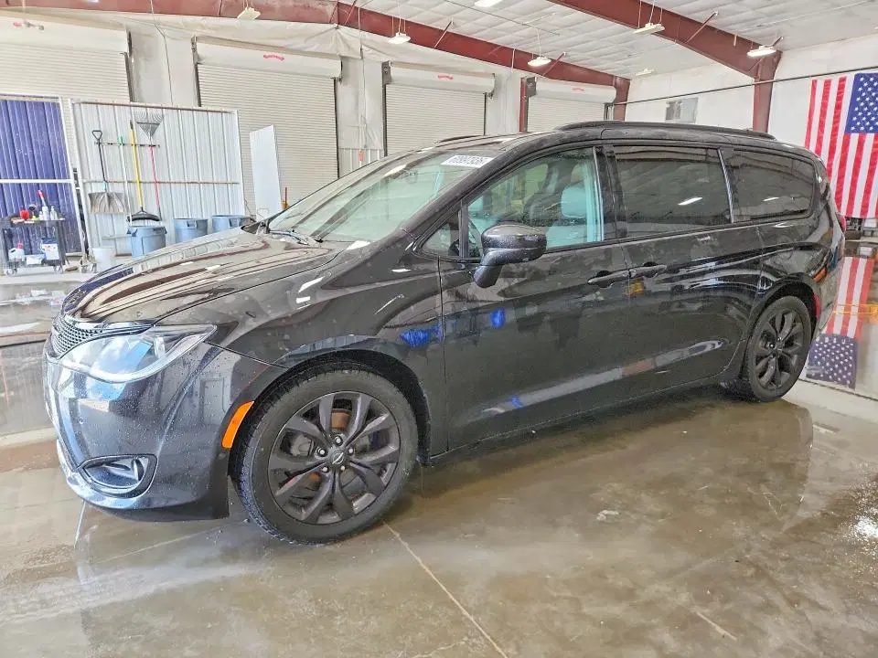 2C4RC1EG4KR628064 — 2019 Chrysler Pacifica, Передняя часть, фото до ремонта
