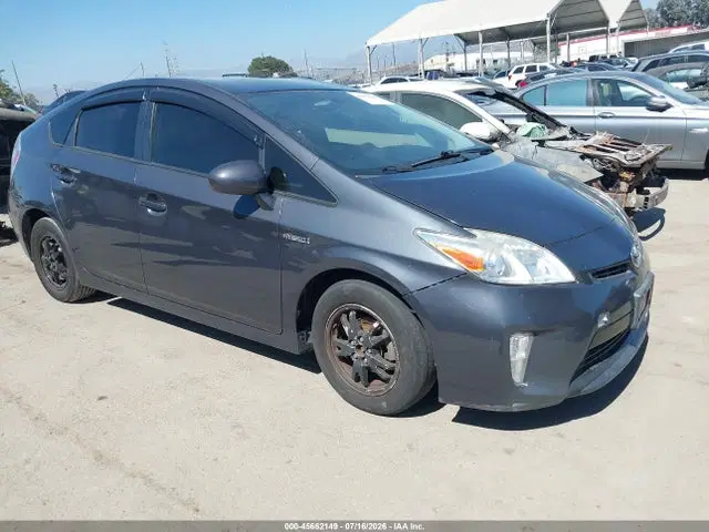 JTDKN3DU6E1744499 — 2014 Toyota Prius Two, Передняя часть справа (Right Front), фото до ремонта