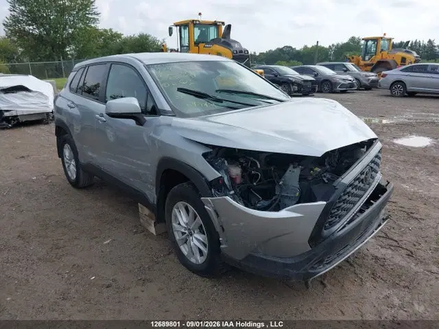 7MUCAABG1NV030497 — 2022 Toyota Corolla Cross LE, Передняя часть, фото до ремонта