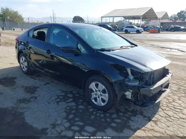 3KPFK4A70HE039360 — 2017 Kia Forte LX, Передняя часть, фото до ремонта
