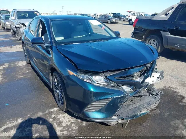 4T1G11AK1LU361246 — 2020 Toyota Camry SE, передняя часть, фото до ремонта
