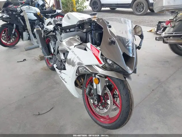 JKBZXJK15SA011531 — 2025 Kawasaki ZX636 K, повреждения со всех сторон, фото до ремонта