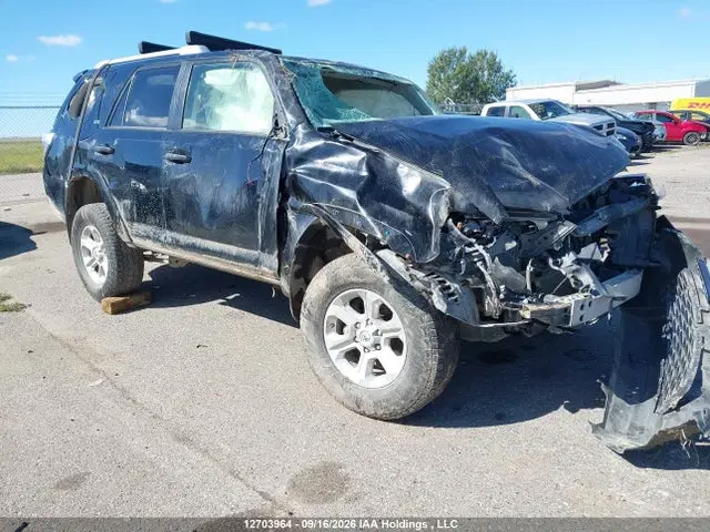 JTEBU5JR5F5207028 — 2015 Toyota 4RUNNER SR5/Limited/Trail/Trd Pro, Передняя часть, фото до ремонта
