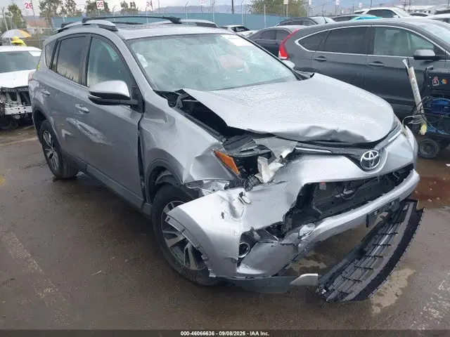 2T3WFREV1GW283029 — 2016 Toyota RAV4 XLE, Передняя часть, фото до ремонта