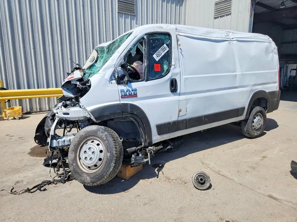 3C6TRVAG8KE517771 — 2019 RAM Promaster 1500, повреждения со всех сторон, фото до ремонта