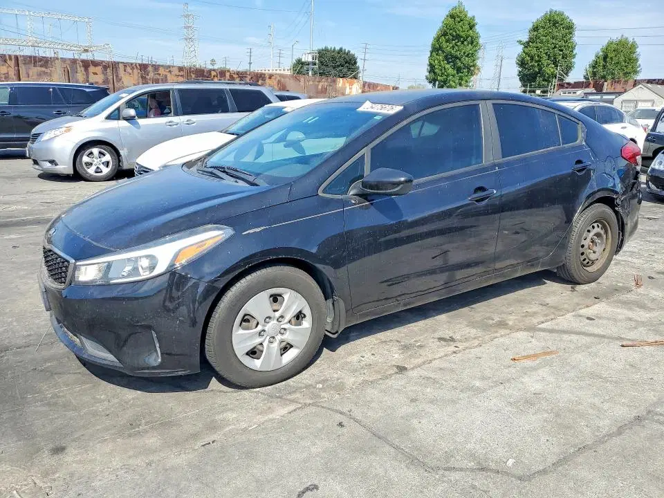 3KPFK4A75HE069177 — 2017 Kia Forte, задняя часть, фото до ремонта