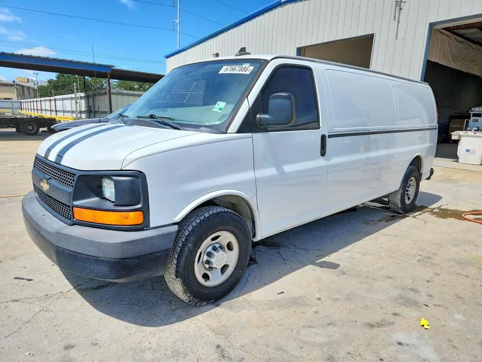 1GCWGBFF4G1128064 — 2016 Chevrolet Express G2500, Задняя часть, фото до ремонта