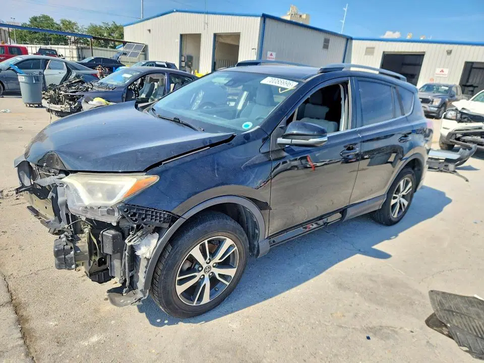 2T3WFREV0HW381387 — 2017 Toyota RAV4, Передняя часть, фото до ремонта