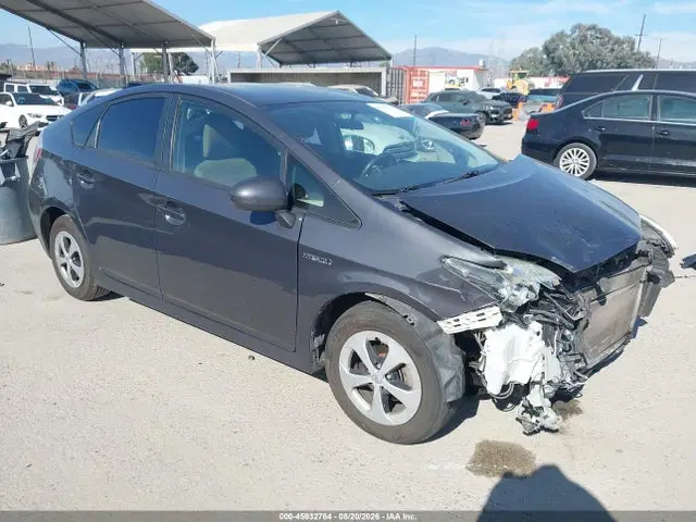 JTDKN3DU8F0400051 — 2015 Toyota Prius Two, Передняя часть, фото до ремонта