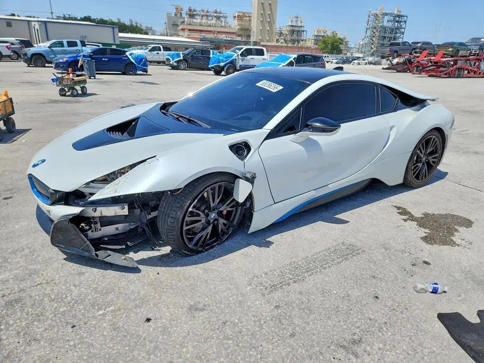 WBY2Z2C59GV675486 — 2016 BMW i8, Передняя часть, фото до ремонта