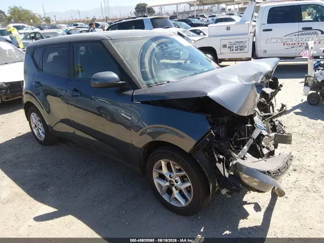 KNDJ23AUXP7196547 — 2023 Kia SOUL LX, Передняя часть, фото до ремонта