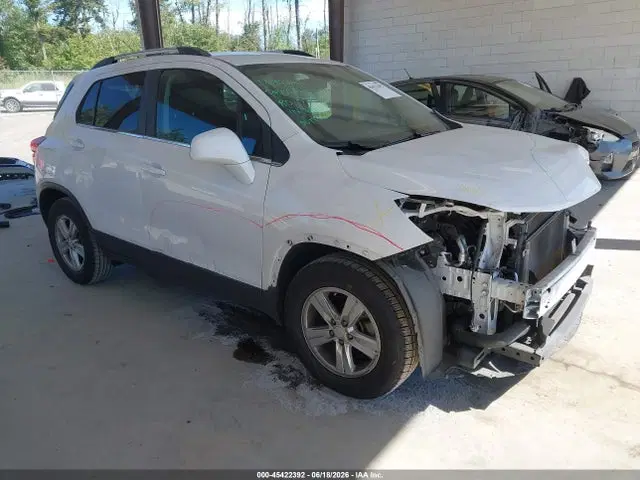 3GNCJLSB1LL209983 — 2020 Chevrolet Trax FWD LT, Передняя часть, фото до ремонта