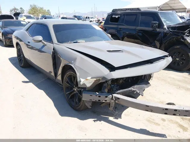 2C3CDZAG8JH215046 — 2018 Dodge Challenger SXT Plus, Передняя часть, фото до ремонта