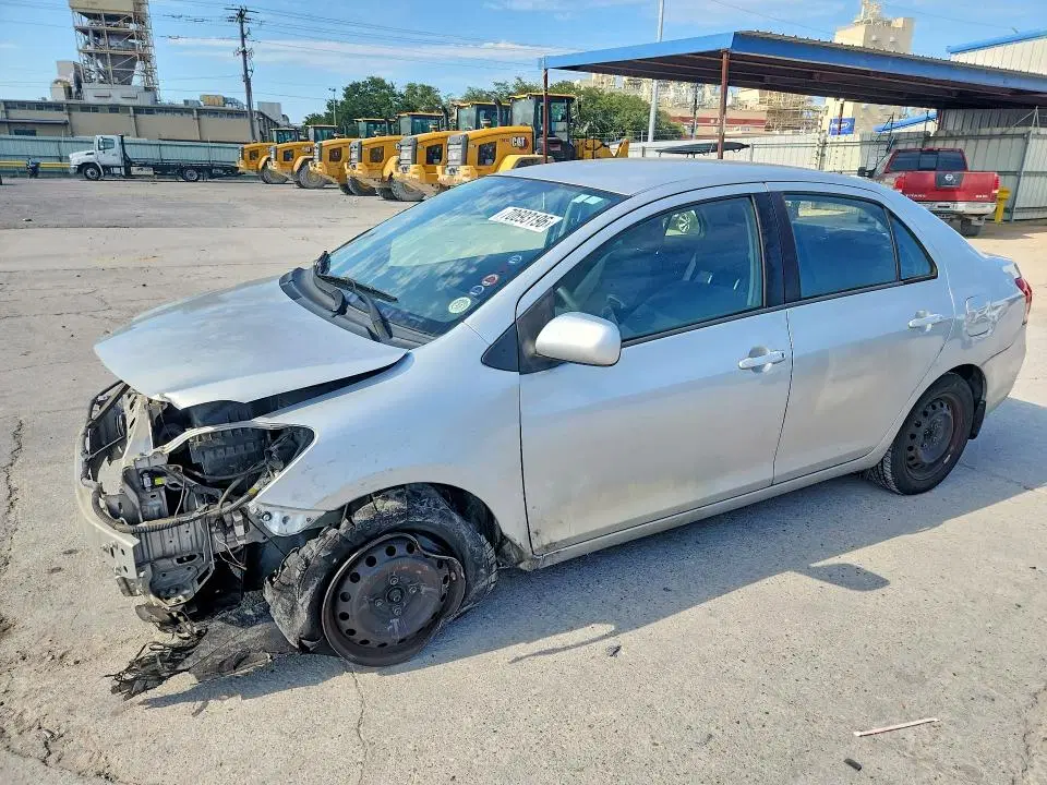 JTDBT923X81272525 — 2008 Toyota Yaris, Передняя часть, фото до ремонта
