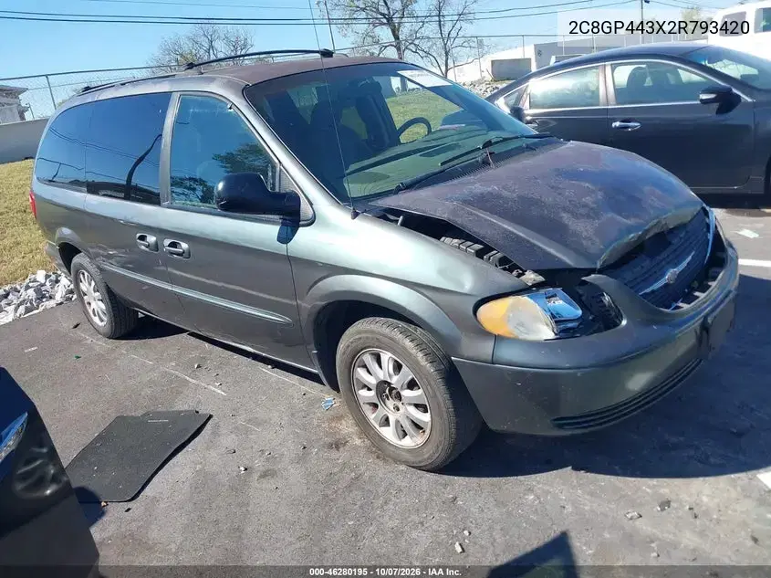 2C8GP443X2R793420 — 2002 Chrysler Town & Country, передняя часть, фото до ремонта