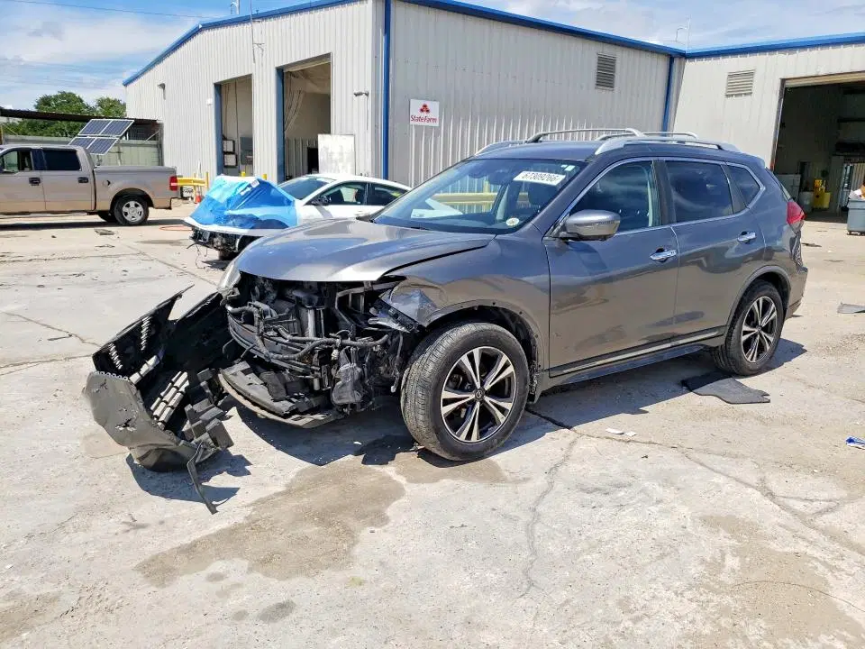 JN8AT2MTXHW149346 — 2017 Nissan Rogue, Передняя часть, фото до ремонта