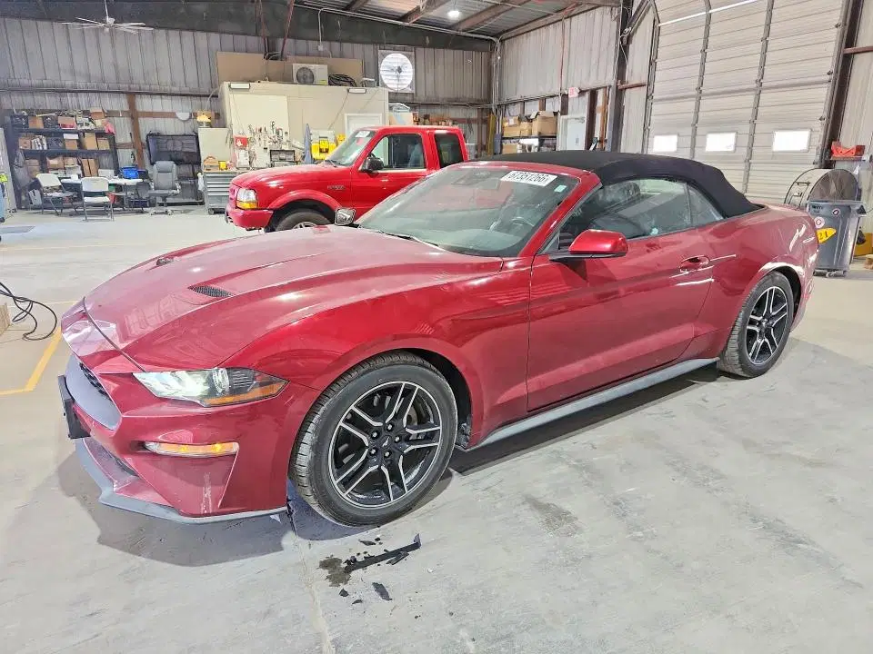 1FATP8UH9M5135774 — 2021 Ford Mustang, Боковая часть, фото до ремонта