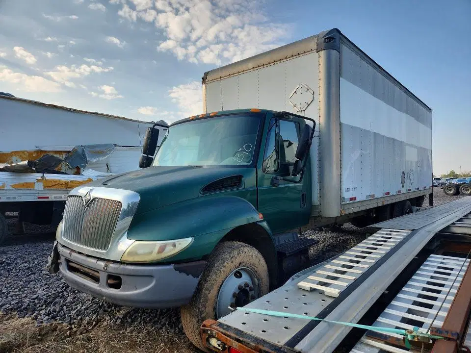 1HTMMAAN14H650987 — 2004 International 4300, Передняя часть, фото до ремонта