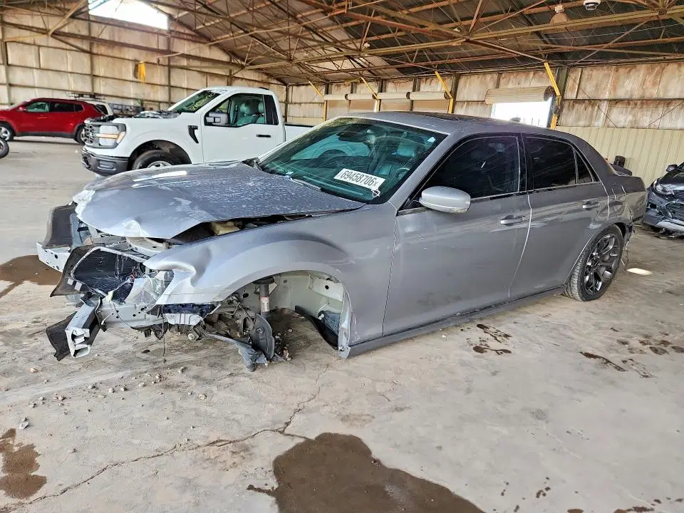 2C3CCABG2JH223288 — 2018 Chrysler 300, передняя часть, фото до ремонта