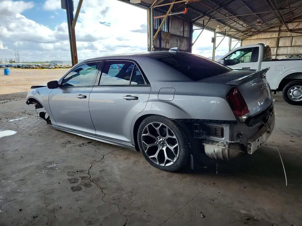 2018 Chrysler 300 VIN 2C3CCABG2JH223288 фото 2