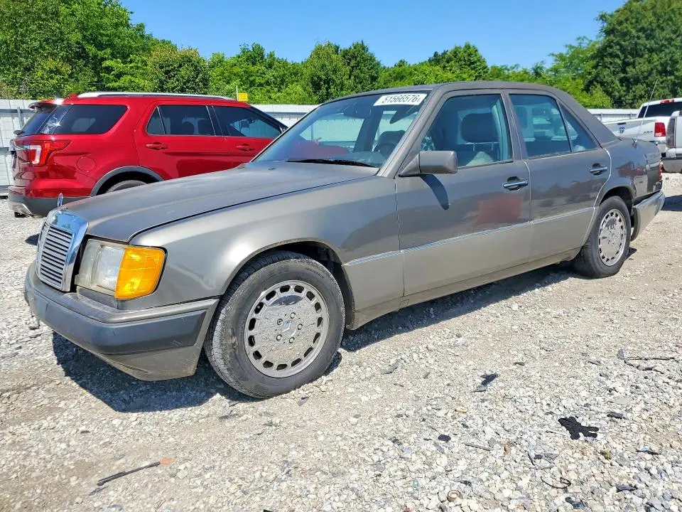 WDBEA28E5PB998657 — 1993 Mercedes-Benz 300, Задняя часть, фото до ремонта
