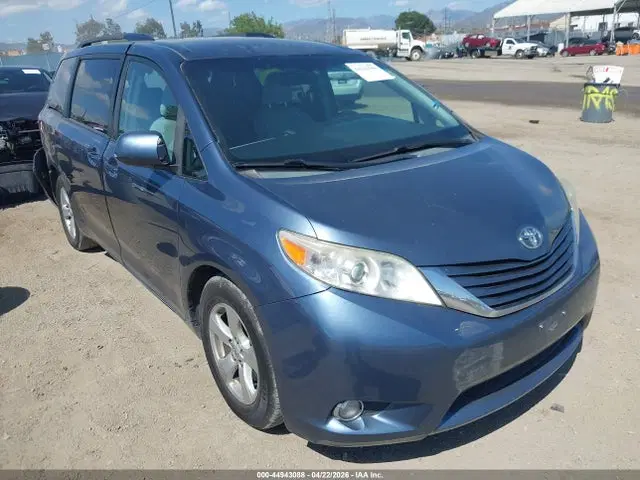 5TDKK3DCXFS674302 — 2015 Toyota Sienna LE 8 Passenger, Задняя часть, фото до ремонта