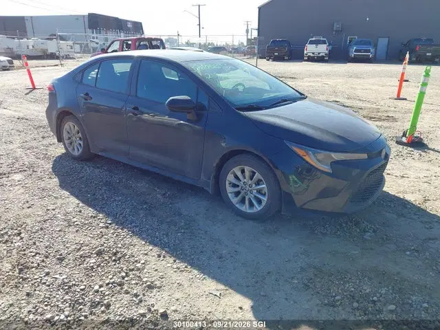5YFBPMBE7MP221062 — 2021 Toyota Corolla LE, град, фото до ремонта